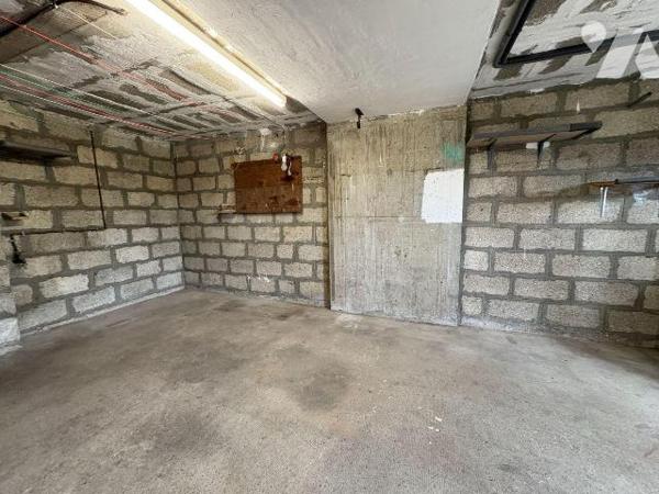 Appartement à proximité immédiate du centre-ville, comprenant une entrée avec placards, une cui...