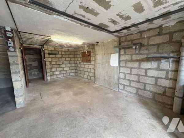 Appartement à proximité immédiate du centre-ville, comprenant une entrée avec placards, une cui...
