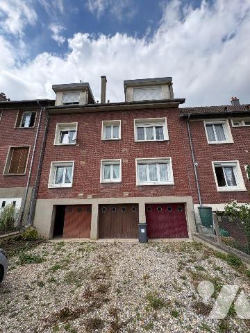 Appartement à proximité immédiate du centre-ville, comprenant une entrée avec placards, une cui...