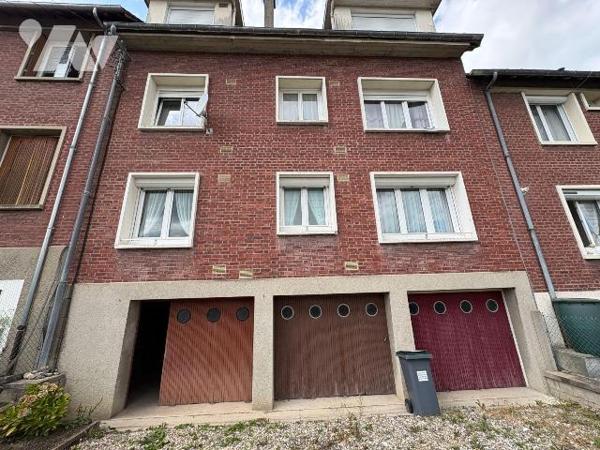Appartement à proximité immédiate du centre-ville, comprenant une entrée avec placards, une cui...