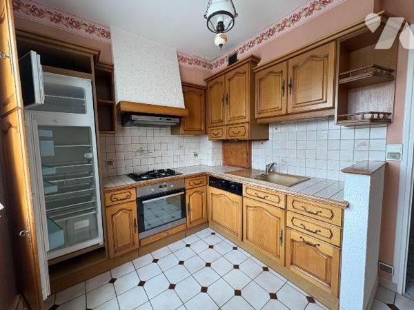Appartement à proximité immédiate du centre-ville, comprenant une entrée avec placards, une cui...