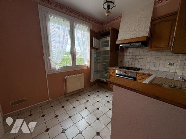 Appartement à proximité immédiate du centre-ville, comprenant une entrée avec placards, une cui...