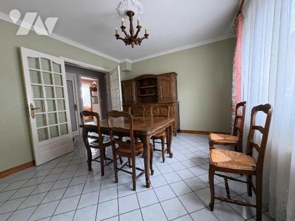 Appartement à proximité immédiate du centre-ville, comprenant une entrée avec placards, une cui...