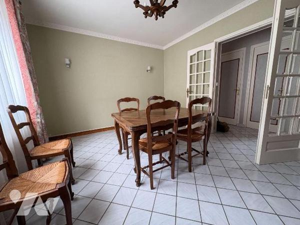 Appartement à proximité immédiate du centre-ville, comprenant une entrée avec placards, une cui...