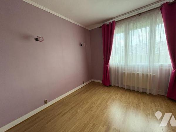 Appartement à proximité immédiate du centre-ville, comprenant une entrée avec placards, une cui...