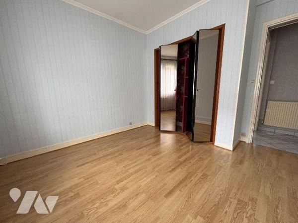 Appartement à proximité immédiate du centre-ville, comprenant une entrée avec placards, une cui...