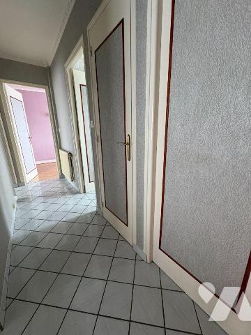 Appartement à proximité immédiate du centre-ville, comprenant une entrée avec placards, une cui...