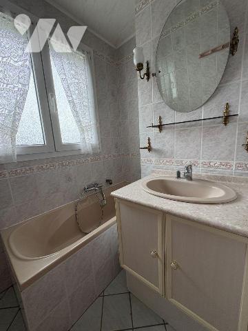 Appartement à proximité immédiate du centre-ville, comprenant une entrée avec placards, une cui...