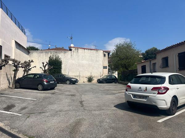 Spécial investisseur !! Appartements type 2P et 3P Vendus Loués. Cave et Parkings.