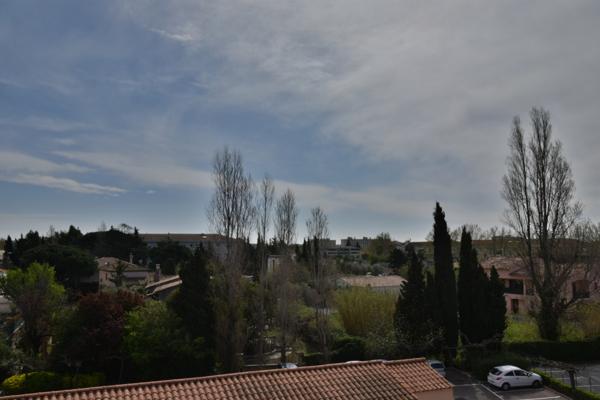 Fréjus (83600) A louer grand studio rénové avec loggia, parking et cave