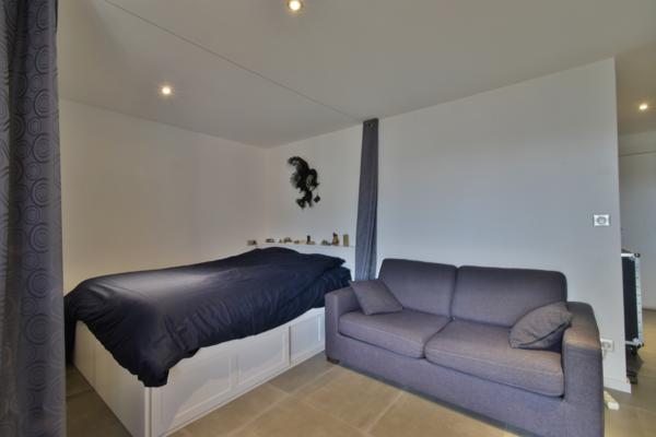 Fréjus (83600) A louer grand studio rénové avec loggia, parking et cave