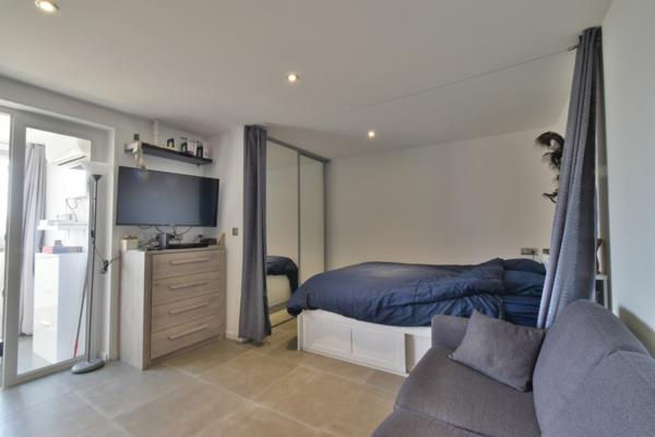 Fréjus (83600) A louer grand studio rénové avec loggia, parking et cave