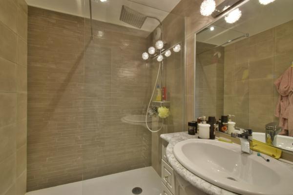 Fréjus (83600) A louer grand studio rénové avec loggia, parking et cave