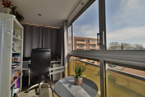 Fréjus (83600) A louer grand studio rénové avec loggia, parking et cave