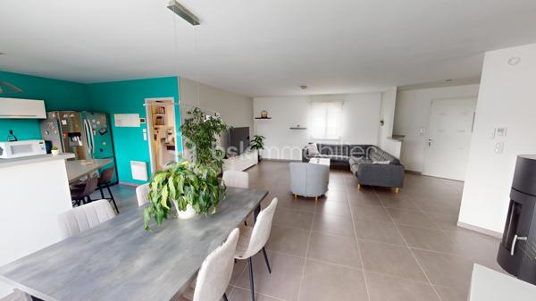 Située dans un secteur très prisé et extrêmement calme de La Chapelle-Saint-Ursin, venez découvrir cette charmante maison familiale de 124 m² habitables.
Édifiée sur un beau terrain arboré de 818 m² et bénéficiant d'une absence de vis-à-vis coté terrasse et piscine, elle offre de superbes volumes et des prestations de qualité.
L'entrée, dotée d'un grand placard aménagé, vous mène directement vers une belle pièce de vie ouverte. Vous profiterez d'une cuisine américaine entièrement aménagée et équipée (hotte à extraction extérieure, four, plaques à induction, lave-vaisselle) qui s'ouvre harmonieusement sur le salon/séjour. Au centre de la maison, un poêle à bois (bûches de 33 cm) vient apporter une touche chaleureuse à cet espace climatisé. Un cellier fonctionnel avec trappe d'accès aux combles (récemment isolés) complète la partie jour.
Idéalement isolée de la partie vie par une porte coulissante, la partie nuit se compose d'un couloir desservant :
Une chambre parentale avec dressing.
Deux chambres supplémentaires avec placards intégrés.
Un bureau d'environ 9 m², parfait pour le télétravail pouvant être utilisé comme 4ème chambres.
Une spacieuse salle de bains comprenant une douche à l'italienne, une baignoire rehaussée (plomberie accessible par le sous-sol) et une double vasque.
Un WC indépendant avec lave-mains.
Le sous-sol de la maison offre des volumes impressionnants, parfaits pour les bricoleurs ou pour du stockage :
Un vaste garage de 56 m², une grande salle de jeux de 25 m², un atelier, une cave, un espace de stockage pour le bois, une pièce supplémentaire de près de 10 m², une pièce aménagée située au pied de l'escalier.
Côté jardin, profitez d'un environnement paisible sans aucun vis-à-vis. Une grande terrasse pavée de 40 m² donne sur une belle piscine de 7 x 3,5 m (profondeur 1,5 m). Celle-ci est chauffée via une pompe à chaleur, dispose d'une filtration au chlore et est sécurisée par une bâche à barres et une clôture empêchant l'accès libre à la zone de baignade.
Mode de chauffage : Climatisation réversible (air/air), radiateurs électriques et poêle à bois.
Assainissement : Tout-à-l'égout, avec puisard et pompe de relevage pour les eaux pluviales.