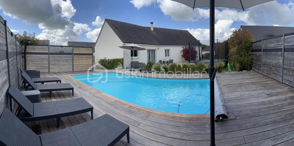 Située dans un secteur très prisé et extrêmement calme de La Chapelle-Saint-Ursin, venez découvrir cette charmante maison familiale de 124 m² habitables.
Édifiée sur un beau terrain arboré de 818 m² et bénéficiant d'une absence de vis-à-vis coté terrasse et piscine, elle offre de superbes volumes et des prestations de qualité.
L'entrée, dotée d'un grand placard aménagé, vous mène directement vers une belle pièce de vie ouverte. Vous profiterez d'une cuisine américaine entièrement aménagée et équipée (hotte à extraction extérieure, four, plaques à induction, lave-vaisselle) qui s'ouvre harmonieusement sur le salon/séjour. Au centre de la maison, un poêle à bois (bûches de 33 cm) vient apporter une touche chaleureuse à cet espace climatisé. Un cellier fonctionnel avec trappe d'accès aux combles (récemment isolés) complète la partie jour.
Idéalement isolée de la partie vie par une porte coulissante, la partie nuit se compose d'un couloir desservant :
Une chambre parentale avec dressing.
Deux chambres supplémentaires avec placards intégrés.
Un bureau d'environ 9 m², parfait pour le télétravail pouvant être utilisé comme 4ème chambres.
Une spacieuse salle de bains comprenant une douche à l'italienne, une baignoire rehaussée (plomberie accessible par le sous-sol) et une double vasque.
Un WC indépendant avec lave-mains.
Le sous-sol de la maison offre des volumes impressionnants, parfaits pour les bricoleurs ou pour du stockage :
Un vaste garage de 56 m², une grande salle de jeux de 25 m², un atelier, une cave, un espace de stockage pour le bois, une pièce supplémentaire de près de 10 m², une pièce aménagée située au pied de l'escalier.
Côté jardin, profitez d'un environnement paisible sans aucun vis-à-vis. Une grande terrasse pavée de 40 m² donne sur une belle piscine de 7 x 3,5 m (profondeur 1,5 m). Celle-ci est chauffée via une pompe à chaleur, dispose d'une filtration au chlore et est sécurisée par une bâche à barres et une clôture empêchant l'accès libre à la zone de baignade.
Mode de chauffage : Climatisation réversible (air/air), radiateurs électriques et poêle à bois.
Assainissement : Tout-à-l'égout, avec puisard et pompe de relevage pour les eaux pluviales.