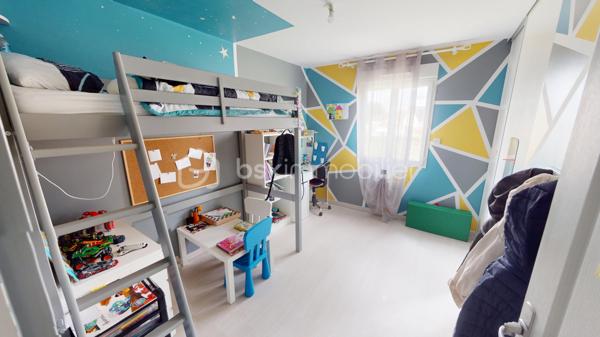 Située dans un secteur très prisé et extrêmement calme de La Chapelle-Saint-Ursin, venez découvrir cette charmante maison familiale de 124 m² habitables.
Édifiée sur un beau terrain arboré de 818 m² et bénéficiant d'une absence de vis-à-vis coté terrasse et piscine, elle offre de superbes volumes et des prestations de qualité.
L'entrée, dotée d'un grand placard aménagé, vous mène directement vers une belle pièce de vie ouverte. Vous profiterez d'une cuisine américaine entièrement aménagée et équipée (hotte à extraction extérieure, four, plaques à induction, lave-vaisselle) qui s'ouvre harmonieusement sur le salon/séjour. Au centre de la maison, un poêle à bois (bûches de 33 cm) vient apporter une touche chaleureuse à cet espace climatisé. Un cellier fonctionnel avec trappe d'accès aux combles (récemment isolés) complète la partie jour.
Idéalement isolée de la partie vie par une porte coulissante, la partie nuit se compose d'un couloir desservant :
Une chambre parentale avec dressing.
Deux chambres supplémentaires avec placards intégrés.
Un bureau d'environ 9 m², parfait pour le télétravail pouvant être utilisé comme 4ème chambres.
Une spacieuse salle de bains comprenant une douche à l'italienne, une baignoire rehaussée (plomberie accessible par le sous-sol) et une double vasque.
Un WC indépendant avec lave-mains.
Le sous-sol de la maison offre des volumes impressionnants, parfaits pour les bricoleurs ou pour du stockage :
Un vaste garage de 56 m², une grande salle de jeux de 25 m², un atelier, une cave, un espace de stockage pour le bois, une pièce supplémentaire de près de 10 m², une pièce aménagée située au pied de l'escalier.
Côté jardin, profitez d'un environnement paisible sans aucun vis-à-vis. Une grande terrasse pavée de 40 m² donne sur une belle piscine de 7 x 3,5 m (profondeur 1,5 m). Celle-ci est chauffée via une pompe à chaleur, dispose d'une filtration au chlore et est sécurisée par une bâche à barres et une clôture empêchant l'accès libre à la zone de baignade.
Mode de chauffage : Climatisation réversible (air/air), radiateurs électriques et poêle à bois.
Assainissement : Tout-à-l'égout, avec puisard et pompe de relevage pour les eaux pluviales.