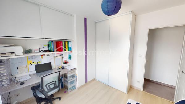 Située dans un secteur très prisé et extrêmement calme de La Chapelle-Saint-Ursin, venez découvrir cette charmante maison familiale de 124 m² habitables.
Édifiée sur un beau terrain arboré de 818 m² et bénéficiant d'une absence de vis-à-vis coté terrasse et piscine, elle offre de superbes volumes et des prestations de qualité.
L'entrée, dotée d'un grand placard aménagé, vous mène directement vers une belle pièce de vie ouverte. Vous profiterez d'une cuisine américaine entièrement aménagée et équipée (hotte à extraction extérieure, four, plaques à induction, lave-vaisselle) qui s'ouvre harmonieusement sur le salon/séjour. Au centre de la maison, un poêle à bois (bûches de 33 cm) vient apporter une touche chaleureuse à cet espace climatisé. Un cellier fonctionnel avec trappe d'accès aux combles (récemment isolés) complète la partie jour.
Idéalement isolée de la partie vie par une porte coulissante, la partie nuit se compose d'un couloir desservant :
Une chambre parentale avec dressing.
Deux chambres supplémentaires avec placards intégrés.
Un bureau d'environ 9 m², parfait pour le télétravail pouvant être utilisé comme 4ème chambres.
Une spacieuse salle de bains comprenant une douche à l'italienne, une baignoire rehaussée (plomberie accessible par le sous-sol) et une double vasque.
Un WC indépendant avec lave-mains.
Le sous-sol de la maison offre des volumes impressionnants, parfaits pour les bricoleurs ou pour du stockage :
Un vaste garage de 56 m², une grande salle de jeux de 25 m², un atelier, une cave, un espace de stockage pour le bois, une pièce supplémentaire de près de 10 m², une pièce aménagée située au pied de l'escalier.
Côté jardin, profitez d'un environnement paisible sans aucun vis-à-vis. Une grande terrasse pavée de 40 m² donne sur une belle piscine de 7 x 3,5 m (profondeur 1,5 m). Celle-ci est chauffée via une pompe à chaleur, dispose d'une filtration au chlore et est sécurisée par une bâche à barres et une clôture empêchant l'accès libre à la zone de baignade.
Mode de chauffage : Climatisation réversible (air/air), radiateurs électriques et poêle à bois.
Assainissement : Tout-à-l'égout, avec puisard et pompe de relevage pour les eaux pluviales.