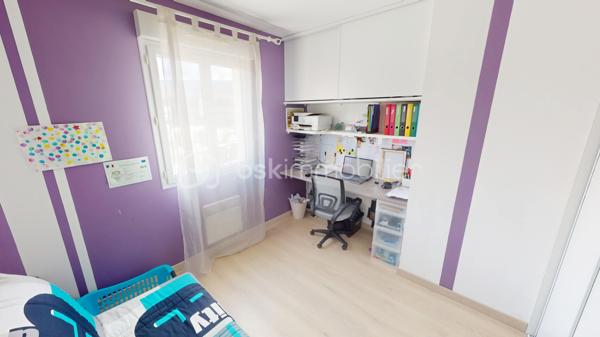 Située dans un secteur très prisé et extrêmement calme de La Chapelle-Saint-Ursin, venez découvrir cette charmante maison familiale de 124 m² habitables.
Édifiée sur un beau terrain arboré de 818 m² et bénéficiant d'une absence de vis-à-vis coté terrasse et piscine, elle offre de superbes volumes et des prestations de qualité.
L'entrée, dotée d'un grand placard aménagé, vous mène directement vers une belle pièce de vie ouverte. Vous profiterez d'une cuisine américaine entièrement aménagée et équipée (hotte à extraction extérieure, four, plaques à induction, lave-vaisselle) qui s'ouvre harmonieusement sur le salon/séjour. Au centre de la maison, un poêle à bois (bûches de 33 cm) vient apporter une touche chaleureuse à cet espace climatisé. Un cellier fonctionnel avec trappe d'accès aux combles (récemment isolés) complète la partie jour.
Idéalement isolée de la partie vie par une porte coulissante, la partie nuit se compose d'un couloir desservant :
Une chambre parentale avec dressing.
Deux chambres supplémentaires avec placards intégrés.
Un bureau d'environ 9 m², parfait pour le télétravail pouvant être utilisé comme 4ème chambres.
Une spacieuse salle de bains comprenant une douche à l'italienne, une baignoire rehaussée (plomberie accessible par le sous-sol) et une double vasque.
Un WC indépendant avec lave-mains.
Le sous-sol de la maison offre des volumes impressionnants, parfaits pour les bricoleurs ou pour du stockage :
Un vaste garage de 56 m², une grande salle de jeux de 25 m², un atelier, une cave, un espace de stockage pour le bois, une pièce supplémentaire de près de 10 m², une pièce aménagée située au pied de l'escalier.
Côté jardin, profitez d'un environnement paisible sans aucun vis-à-vis. Une grande terrasse pavée de 40 m² donne sur une belle piscine de 7 x 3,5 m (profondeur 1,5 m). Celle-ci est chauffée via une pompe à chaleur, dispose d'une filtration au chlore et est sécurisée par une bâche à barres et une clôture empêchant l'accès libre à la zone de baignade.
Mode de chauffage : Climatisation réversible (air/air), radiateurs électriques et poêle à bois.
Assainissement : Tout-à-l'égout, avec puisard et pompe de relevage pour les eaux pluviales.