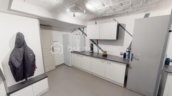 Située dans un secteur très prisé et extrêmement calme de La Chapelle-Saint-Ursin, venez découvrir cette charmante maison familiale de 124 m² habitables.
Édifiée sur un beau terrain arboré de 818 m² et bénéficiant d'une absence de vis-à-vis coté terrasse et piscine, elle offre de superbes volumes et des prestations de qualité.
L'entrée, dotée d'un grand placard aménagé, vous mène directement vers une belle pièce de vie ouverte. Vous profiterez d'une cuisine américaine entièrement aménagée et équipée (hotte à extraction extérieure, four, plaques à induction, lave-vaisselle) qui s'ouvre harmonieusement sur le salon/séjour. Au centre de la maison, un poêle à bois (bûches de 33 cm) vient apporter une touche chaleureuse à cet espace climatisé. Un cellier fonctionnel avec trappe d'accès aux combles (récemment isolés) complète la partie jour.
Idéalement isolée de la partie vie par une porte coulissante, la partie nuit se compose d'un couloir desservant :
Une chambre parentale avec dressing.
Deux chambres supplémentaires avec placards intégrés.
Un bureau d'environ 9 m², parfait pour le télétravail pouvant être utilisé comme 4ème chambres.
Une spacieuse salle de bains comprenant une douche à l'italienne, une baignoire rehaussée (plomberie accessible par le sous-sol) et une double vasque.
Un WC indépendant avec lave-mains.
Le sous-sol de la maison offre des volumes impressionnants, parfaits pour les bricoleurs ou pour du stockage :
Un vaste garage de 56 m², une grande salle de jeux de 25 m², un atelier, une cave, un espace de stockage pour le bois, une pièce supplémentaire de près de 10 m², une pièce aménagée située au pied de l'escalier.
Côté jardin, profitez d'un environnement paisible sans aucun vis-à-vis. Une grande terrasse pavée de 40 m² donne sur une belle piscine de 7 x 3,5 m (profondeur 1,5 m). Celle-ci est chauffée via une pompe à chaleur, dispose d'une filtration au chlore et est sécurisée par une bâche à barres et une clôture empêchant l'accès libre à la zone de baignade.
Mode de chauffage : Climatisation réversible (air/air), radiateurs électriques et poêle à bois.
Assainissement : Tout-à-l'égout, avec puisard et pompe de relevage pour les eaux pluviales.