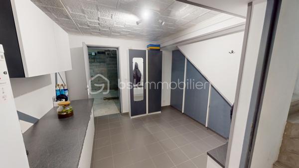 Située dans un secteur très prisé et extrêmement calme de La Chapelle-Saint-Ursin, venez découvrir cette charmante maison familiale de 124 m² habitables.
Édifiée sur un beau terrain arboré de 818 m² et bénéficiant d'une absence de vis-à-vis coté terrasse et piscine, elle offre de superbes volumes et des prestations de qualité.
L'entrée, dotée d'un grand placard aménagé, vous mène directement vers une belle pièce de vie ouverte. Vous profiterez d'une cuisine américaine entièrement aménagée et équipée (hotte à extraction extérieure, four, plaques à induction, lave-vaisselle) qui s'ouvre harmonieusement sur le salon/séjour. Au centre de la maison, un poêle à bois (bûches de 33 cm) vient apporter une touche chaleureuse à cet espace climatisé. Un cellier fonctionnel avec trappe d'accès aux combles (récemment isolés) complète la partie jour.
Idéalement isolée de la partie vie par une porte coulissante, la partie nuit se compose d'un couloir desservant :
Une chambre parentale avec dressing.
Deux chambres supplémentaires avec placards intégrés.
Un bureau d'environ 9 m², parfait pour le télétravail pouvant être utilisé comme 4ème chambres.
Une spacieuse salle de bains comprenant une douche à l'italienne, une baignoire rehaussée (plomberie accessible par le sous-sol) et une double vasque.
Un WC indépendant avec lave-mains.
Le sous-sol de la maison offre des volumes impressionnants, parfaits pour les bricoleurs ou pour du stockage :
Un vaste garage de 56 m², une grande salle de jeux de 25 m², un atelier, une cave, un espace de stockage pour le bois, une pièce supplémentaire de près de 10 m², une pièce aménagée située au pied de l'escalier.
Côté jardin, profitez d'un environnement paisible sans aucun vis-à-vis. Une grande terrasse pavée de 40 m² donne sur une belle piscine de 7 x 3,5 m (profondeur 1,5 m). Celle-ci est chauffée via une pompe à chaleur, dispose d'une filtration au chlore et est sécurisée par une bâche à barres et une clôture empêchant l'accès libre à la zone de baignade.
Mode de chauffage : Climatisation réversible (air/air), radiateurs électriques et poêle à bois.
Assainissement : Tout-à-l'égout, avec puisard et pompe de relevage pour les eaux pluviales.