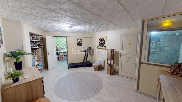 Située dans un secteur très prisé et extrêmement calme de La Chapelle-Saint-Ursin, venez découvrir cette charmante maison familiale de 124 m² habitables.
Édifiée sur un beau terrain arboré de 818 m² et bénéficiant d'une absence de vis-à-vis coté terrasse et piscine, elle offre de superbes volumes et des prestations de qualité.
L'entrée, dotée d'un grand placard aménagé, vous mène directement vers une belle pièce de vie ouverte. Vous profiterez d'une cuisine américaine entièrement aménagée et équipée (hotte à extraction extérieure, four, plaques à induction, lave-vaisselle) qui s'ouvre harmonieusement sur le salon/séjour. Au centre de la maison, un poêle à bois (bûches de 33 cm) vient apporter une touche chaleureuse à cet espace climatisé. Un cellier fonctionnel avec trappe d'accès aux combles (récemment isolés) complète la partie jour.
Idéalement isolée de la partie vie par une porte coulissante, la partie nuit se compose d'un couloir desservant :
Une chambre parentale avec dressing.
Deux chambres supplémentaires avec placards intégrés.
Un bureau d'environ 9 m², parfait pour le télétravail pouvant être utilisé comme 4ème chambres.
Une spacieuse salle de bains comprenant une douche à l'italienne, une baignoire rehaussée (plomberie accessible par le sous-sol) et une double vasque.
Un WC indépendant avec lave-mains.
Le sous-sol de la maison offre des volumes impressionnants, parfaits pour les bricoleurs ou pour du stockage :
Un vaste garage de 56 m², une grande salle de jeux de 25 m², un atelier, une cave, un espace de stockage pour le bois, une pièce supplémentaire de près de 10 m², une pièce aménagée située au pied de l'escalier.
Côté jardin, profitez d'un environnement paisible sans aucun vis-à-vis. Une grande terrasse pavée de 40 m² donne sur une belle piscine de 7 x 3,5 m (profondeur 1,5 m). Celle-ci est chauffée via une pompe à chaleur, dispose d'une filtration au chlore et est sécurisée par une bâche à barres et une clôture empêchant l'accès libre à la zone de baignade.
Mode de chauffage : Climatisation réversible (air/air), radiateurs électriques et poêle à bois.
Assainissement : Tout-à-l'égout, avec puisard et pompe de relevage pour les eaux pluviales.