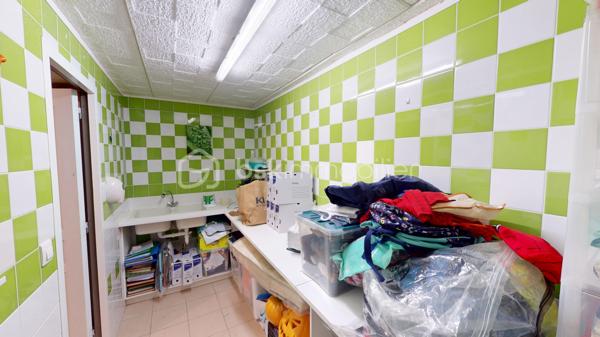 Située dans un secteur très prisé et extrêmement calme de La Chapelle-Saint-Ursin, venez découvrir cette charmante maison familiale de 124 m² habitables.
Édifiée sur un beau terrain arboré de 818 m² et bénéficiant d'une absence de vis-à-vis coté terrasse et piscine, elle offre de superbes volumes et des prestations de qualité.
L'entrée, dotée d'un grand placard aménagé, vous mène directement vers une belle pièce de vie ouverte. Vous profiterez d'une cuisine américaine entièrement aménagée et équipée (hotte à extraction extérieure, four, plaques à induction, lave-vaisselle) qui s'ouvre harmonieusement sur le salon/séjour. Au centre de la maison, un poêle à bois (bûches de 33 cm) vient apporter une touche chaleureuse à cet espace climatisé. Un cellier fonctionnel avec trappe d'accès aux combles (récemment isolés) complète la partie jour.
Idéalement isolée de la partie vie par une porte coulissante, la partie nuit se compose d'un couloir desservant :
Une chambre parentale avec dressing.
Deux chambres supplémentaires avec placards intégrés.
Un bureau d'environ 9 m², parfait pour le télétravail pouvant être utilisé comme 4ème chambres.
Une spacieuse salle de bains comprenant une douche à l'italienne, une baignoire rehaussée (plomberie accessible par le sous-sol) et une double vasque.
Un WC indépendant avec lave-mains.
Le sous-sol de la maison offre des volumes impressionnants, parfaits pour les bricoleurs ou pour du stockage :
Un vaste garage de 56 m², une grande salle de jeux de 25 m², un atelier, une cave, un espace de stockage pour le bois, une pièce supplémentaire de près de 10 m², une pièce aménagée située au pied de l'escalier.
Côté jardin, profitez d'un environnement paisible sans aucun vis-à-vis. Une grande terrasse pavée de 40 m² donne sur une belle piscine de 7 x 3,5 m (profondeur 1,5 m). Celle-ci est chauffée via une pompe à chaleur, dispose d'une filtration au chlore et est sécurisée par une bâche à barres et une clôture empêchant l'accès libre à la zone de baignade.
Mode de chauffage : Climatisation réversible (air/air), radiateurs électriques et poêle à bois.
Assainissement : Tout-à-l'égout, avec puisard et pompe de relevage pour les eaux pluviales.