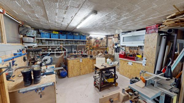 Située dans un secteur très prisé et extrêmement calme de La Chapelle-Saint-Ursin, venez découvrir cette charmante maison familiale de 124 m² habitables.
Édifiée sur un beau terrain arboré de 818 m² et bénéficiant d'une absence de vis-à-vis coté terrasse et piscine, elle offre de superbes volumes et des prestations de qualité.
L'entrée, dotée d'un grand placard aménagé, vous mène directement vers une belle pièce de vie ouverte. Vous profiterez d'une cuisine américaine entièrement aménagée et équipée (hotte à extraction extérieure, four, plaques à induction, lave-vaisselle) qui s'ouvre harmonieusement sur le salon/séjour. Au centre de la maison, un poêle à bois (bûches de 33 cm) vient apporter une touche chaleureuse à cet espace climatisé. Un cellier fonctionnel avec trappe d'accès aux combles (récemment isolés) complète la partie jour.
Idéalement isolée de la partie vie par une porte coulissante, la partie nuit se compose d'un couloir desservant :
Une chambre parentale avec dressing.
Deux chambres supplémentaires avec placards intégrés.
Un bureau d'environ 9 m², parfait pour le télétravail pouvant être utilisé comme 4ème chambres.
Une spacieuse salle de bains comprenant une douche à l'italienne, une baignoire rehaussée (plomberie accessible par le sous-sol) et une double vasque.
Un WC indépendant avec lave-mains.
Le sous-sol de la maison offre des volumes impressionnants, parfaits pour les bricoleurs ou pour du stockage :
Un vaste garage de 56 m², une grande salle de jeux de 25 m², un atelier, une cave, un espace de stockage pour le bois, une pièce supplémentaire de près de 10 m², une pièce aménagée située au pied de l'escalier.
Côté jardin, profitez d'un environnement paisible sans aucun vis-à-vis. Une grande terrasse pavée de 40 m² donne sur une belle piscine de 7 x 3,5 m (profondeur 1,5 m). Celle-ci est chauffée via une pompe à chaleur, dispose d'une filtration au chlore et est sécurisée par une bâche à barres et une clôture empêchant l'accès libre à la zone de baignade.
Mode de chauffage : Climatisation réversible (air/air), radiateurs électriques et poêle à bois.
Assainissement : Tout-à-l'égout, avec puisard et pompe de relevage pour les eaux pluviales.