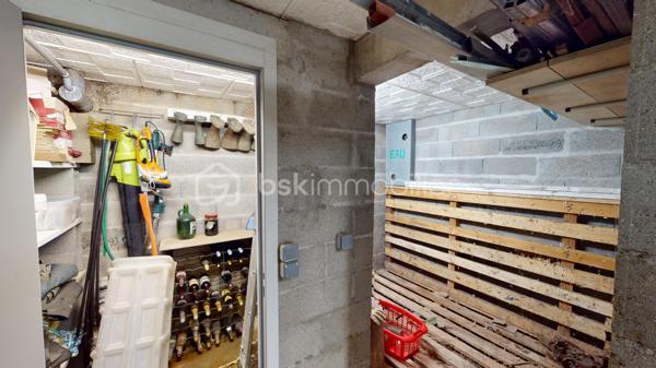 Située dans un secteur très prisé et extrêmement calme de La Chapelle-Saint-Ursin, venez découvrir cette charmante maison familiale de 124 m² habitables.
Édifiée sur un beau terrain arboré de 818 m² et bénéficiant d'une absence de vis-à-vis coté terrasse et piscine, elle offre de superbes volumes et des prestations de qualité.
L'entrée, dotée d'un grand placard aménagé, vous mène directement vers une belle pièce de vie ouverte. Vous profiterez d'une cuisine américaine entièrement aménagée et équipée (hotte à extraction extérieure, four, plaques à induction, lave-vaisselle) qui s'ouvre harmonieusement sur le salon/séjour. Au centre de la maison, un poêle à bois (bûches de 33 cm) vient apporter une touche chaleureuse à cet espace climatisé. Un cellier fonctionnel avec trappe d'accès aux combles (récemment isolés) complète la partie jour.
Idéalement isolée de la partie vie par une porte coulissante, la partie nuit se compose d'un couloir desservant :
Une chambre parentale avec dressing.
Deux chambres supplémentaires avec placards intégrés.
Un bureau d'environ 9 m², parfait pour le télétravail pouvant être utilisé comme 4ème chambres.
Une spacieuse salle de bains comprenant une douche à l'italienne, une baignoire rehaussée (plomberie accessible par le sous-sol) et une double vasque.
Un WC indépendant avec lave-mains.
Le sous-sol de la maison offre des volumes impressionnants, parfaits pour les bricoleurs ou pour du stockage :
Un vaste garage de 56 m², une grande salle de jeux de 25 m², un atelier, une cave, un espace de stockage pour le bois, une pièce supplémentaire de près de 10 m², une pièce aménagée située au pied de l'escalier.
Côté jardin, profitez d'un environnement paisible sans aucun vis-à-vis. Une grande terrasse pavée de 40 m² donne sur une belle piscine de 7 x 3,5 m (profondeur 1,5 m). Celle-ci est chauffée via une pompe à chaleur, dispose d'une filtration au chlore et est sécurisée par une bâche à barres et une clôture empêchant l'accès libre à la zone de baignade.
Mode de chauffage : Climatisation réversible (air/air), radiateurs électriques et poêle à bois.
Assainissement : Tout-à-l'égout, avec puisard et pompe de relevage pour les eaux pluviales.