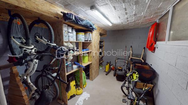 Située dans un secteur très prisé et extrêmement calme de La Chapelle-Saint-Ursin, venez découvrir cette charmante maison familiale de 124 m² habitables.
Édifiée sur un beau terrain arboré de 818 m² et bénéficiant d'une absence de vis-à-vis coté terrasse et piscine, elle offre de superbes volumes et des prestations de qualité.
L'entrée, dotée d'un grand placard aménagé, vous mène directement vers une belle pièce de vie ouverte. Vous profiterez d'une cuisine américaine entièrement aménagée et équipée (hotte à extraction extérieure, four, plaques à induction, lave-vaisselle) qui s'ouvre harmonieusement sur le salon/séjour. Au centre de la maison, un poêle à bois (bûches de 33 cm) vient apporter une touche chaleureuse à cet espace climatisé. Un cellier fonctionnel avec trappe d'accès aux combles (récemment isolés) complète la partie jour.
Idéalement isolée de la partie vie par une porte coulissante, la partie nuit se compose d'un couloir desservant :
Une chambre parentale avec dressing.
Deux chambres supplémentaires avec placards intégrés.
Un bureau d'environ 9 m², parfait pour le télétravail pouvant être utilisé comme 4ème chambres.
Une spacieuse salle de bains comprenant une douche à l'italienne, une baignoire rehaussée (plomberie accessible par le sous-sol) et une double vasque.
Un WC indépendant avec lave-mains.
Le sous-sol de la maison offre des volumes impressionnants, parfaits pour les bricoleurs ou pour du stockage :
Un vaste garage de 56 m², une grande salle de jeux de 25 m², un atelier, une cave, un espace de stockage pour le bois, une pièce supplémentaire de près de 10 m², une pièce aménagée située au pied de l'escalier.
Côté jardin, profitez d'un environnement paisible sans aucun vis-à-vis. Une grande terrasse pavée de 40 m² donne sur une belle piscine de 7 x 3,5 m (profondeur 1,5 m). Celle-ci est chauffée via une pompe à chaleur, dispose d'une filtration au chlore et est sécurisée par une bâche à barres et une clôture empêchant l'accès libre à la zone de baignade.
Mode de chauffage : Climatisation réversible (air/air), radiateurs électriques et poêle à bois.
Assainissement : Tout-à-l'égout, avec puisard et pompe de relevage pour les eaux pluviales.