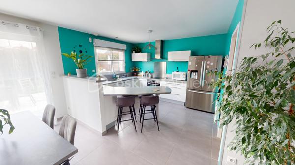 Située dans un secteur très prisé et extrêmement calme de La Chapelle-Saint-Ursin, venez découvrir cette charmante maison familiale de 124 m² habitables.
Édifiée sur un beau terrain arboré de 818 m² et bénéficiant d'une absence de vis-à-vis coté terrasse et piscine, elle offre de superbes volumes et des prestations de qualité.
L'entrée, dotée d'un grand placard aménagé, vous mène directement vers une belle pièce de vie ouverte. Vous profiterez d'une cuisine américaine entièrement aménagée et équipée (hotte à extraction extérieure, four, plaques à induction, lave-vaisselle) qui s'ouvre harmonieusement sur le salon/séjour. Au centre de la maison, un poêle à bois (bûches de 33 cm) vient apporter une touche chaleureuse à cet espace climatisé. Un cellier fonctionnel avec trappe d'accès aux combles (récemment isolés) complète la partie jour.
Idéalement isolée de la partie vie par une porte coulissante, la partie nuit se compose d'un couloir desservant :
Une chambre parentale avec dressing.
Deux chambres supplémentaires avec placards intégrés.
Un bureau d'environ 9 m², parfait pour le télétravail pouvant être utilisé comme 4ème chambres.
Une spacieuse salle de bains comprenant une douche à l'italienne, une baignoire rehaussée (plomberie accessible par le sous-sol) et une double vasque.
Un WC indépendant avec lave-mains.
Le sous-sol de la maison offre des volumes impressionnants, parfaits pour les bricoleurs ou pour du stockage :
Un vaste garage de 56 m², une grande salle de jeux de 25 m², un atelier, une cave, un espace de stockage pour le bois, une pièce supplémentaire de près de 10 m², une pièce aménagée située au pied de l'escalier.
Côté jardin, profitez d'un environnement paisible sans aucun vis-à-vis. Une grande terrasse pavée de 40 m² donne sur une belle piscine de 7 x 3,5 m (profondeur 1,5 m). Celle-ci est chauffée via une pompe à chaleur, dispose d'une filtration au chlore et est sécurisée par une bâche à barres et une clôture empêchant l'accès libre à la zone de baignade.
Mode de chauffage : Climatisation réversible (air/air), radiateurs électriques et poêle à bois.
Assainissement : Tout-à-l'égout, avec puisard et pompe de relevage pour les eaux pluviales.