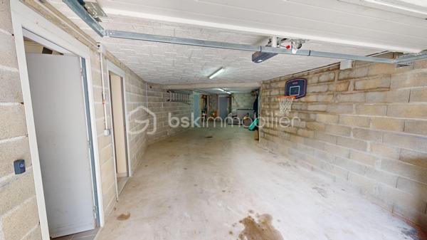 Située dans un secteur très prisé et extrêmement calme de La Chapelle-Saint-Ursin, venez découvrir cette charmante maison familiale de 124 m² habitables.
Édifiée sur un beau terrain arboré de 818 m² et bénéficiant d'une absence de vis-à-vis coté terrasse et piscine, elle offre de superbes volumes et des prestations de qualité.
L'entrée, dotée d'un grand placard aménagé, vous mène directement vers une belle pièce de vie ouverte. Vous profiterez d'une cuisine américaine entièrement aménagée et équipée (hotte à extraction extérieure, four, plaques à induction, lave-vaisselle) qui s'ouvre harmonieusement sur le salon/séjour. Au centre de la maison, un poêle à bois (bûches de 33 cm) vient apporter une touche chaleureuse à cet espace climatisé. Un cellier fonctionnel avec trappe d'accès aux combles (récemment isolés) complète la partie jour.
Idéalement isolée de la partie vie par une porte coulissante, la partie nuit se compose d'un couloir desservant :
Une chambre parentale avec dressing.
Deux chambres supplémentaires avec placards intégrés.
Un bureau d'environ 9 m², parfait pour le télétravail pouvant être utilisé comme 4ème chambres.
Une spacieuse salle de bains comprenant une douche à l'italienne, une baignoire rehaussée (plomberie accessible par le sous-sol) et une double vasque.
Un WC indépendant avec lave-mains.
Le sous-sol de la maison offre des volumes impressionnants, parfaits pour les bricoleurs ou pour du stockage :
Un vaste garage de 56 m², une grande salle de jeux de 25 m², un atelier, une cave, un espace de stockage pour le bois, une pièce supplémentaire de près de 10 m², une pièce aménagée située au pied de l'escalier.
Côté jardin, profitez d'un environnement paisible sans aucun vis-à-vis. Une grande terrasse pavée de 40 m² donne sur une belle piscine de 7 x 3,5 m (profondeur 1,5 m). Celle-ci est chauffée via une pompe à chaleur, dispose d'une filtration au chlore et est sécurisée par une bâche à barres et une clôture empêchant l'accès libre à la zone de baignade.
Mode de chauffage : Climatisation réversible (air/air), radiateurs électriques et poêle à bois.
Assainissement : Tout-à-l'égout, avec puisard et pompe de relevage pour les eaux pluviales.
