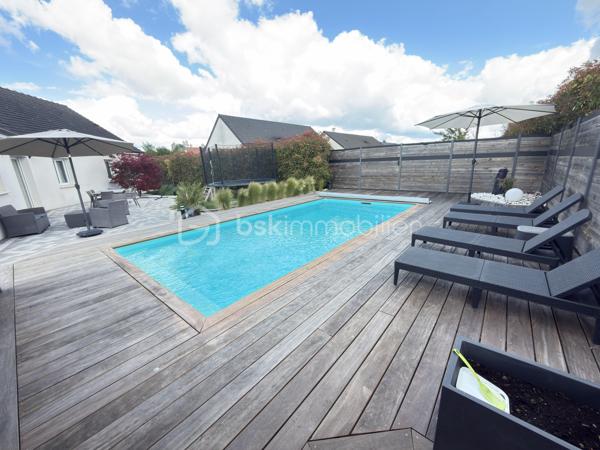 Située dans un secteur très prisé et extrêmement calme de La Chapelle-Saint-Ursin, venez découvrir cette charmante maison familiale de 124 m² habitables.
Édifiée sur un beau terrain arboré de 818 m² et bénéficiant d'une absence de vis-à-vis coté terrasse et piscine, elle offre de superbes volumes et des prestations de qualité.
L'entrée, dotée d'un grand placard aménagé, vous mène directement vers une belle pièce de vie ouverte. Vous profiterez d'une cuisine américaine entièrement aménagée et équipée (hotte à extraction extérieure, four, plaques à induction, lave-vaisselle) qui s'ouvre harmonieusement sur le salon/séjour. Au centre de la maison, un poêle à bois (bûches de 33 cm) vient apporter une touche chaleureuse à cet espace climatisé. Un cellier fonctionnel avec trappe d'accès aux combles (récemment isolés) complète la partie jour.
Idéalement isolée de la partie vie par une porte coulissante, la partie nuit se compose d'un couloir desservant :
Une chambre parentale avec dressing.
Deux chambres supplémentaires avec placards intégrés.
Un bureau d'environ 9 m², parfait pour le télétravail pouvant être utilisé comme 4ème chambres.
Une spacieuse salle de bains comprenant une douche à l'italienne, une baignoire rehaussée (plomberie accessible par le sous-sol) et une double vasque.
Un WC indépendant avec lave-mains.
Le sous-sol de la maison offre des volumes impressionnants, parfaits pour les bricoleurs ou pour du stockage :
Un vaste garage de 56 m², une grande salle de jeux de 25 m², un atelier, une cave, un espace de stockage pour le bois, une pièce supplémentaire de près de 10 m², une pièce aménagée située au pied de l'escalier.
Côté jardin, profitez d'un environnement paisible sans aucun vis-à-vis. Une grande terrasse pavée de 40 m² donne sur une belle piscine de 7 x 3,5 m (profondeur 1,5 m). Celle-ci est chauffée via une pompe à chaleur, dispose d'une filtration au chlore et est sécurisée par une bâche à barres et une clôture empêchant l'accès libre à la zone de baignade.
Mode de chauffage : Climatisation réversible (air/air), radiateurs électriques et poêle à bois.
Assainissement : Tout-à-l'égout, avec puisard et pompe de relevage pour les eaux pluviales.