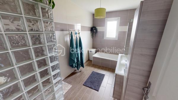 Située dans un secteur très prisé et extrêmement calme de La Chapelle-Saint-Ursin, venez découvrir cette charmante maison familiale de 124 m² habitables.
Édifiée sur un beau terrain arboré de 818 m² et bénéficiant d'une absence de vis-à-vis coté terrasse et piscine, elle offre de superbes volumes et des prestations de qualité.
L'entrée, dotée d'un grand placard aménagé, vous mène directement vers une belle pièce de vie ouverte. Vous profiterez d'une cuisine américaine entièrement aménagée et équipée (hotte à extraction extérieure, four, plaques à induction, lave-vaisselle) qui s'ouvre harmonieusement sur le salon/séjour. Au centre de la maison, un poêle à bois (bûches de 33 cm) vient apporter une touche chaleureuse à cet espace climatisé. Un cellier fonctionnel avec trappe d'accès aux combles (récemment isolés) complète la partie jour.
Idéalement isolée de la partie vie par une porte coulissante, la partie nuit se compose d'un couloir desservant :
Une chambre parentale avec dressing.
Deux chambres supplémentaires avec placards intégrés.
Un bureau d'environ 9 m², parfait pour le télétravail pouvant être utilisé comme 4ème chambres.
Une spacieuse salle de bains comprenant une douche à l'italienne, une baignoire rehaussée (plomberie accessible par le sous-sol) et une double vasque.
Un WC indépendant avec lave-mains.
Le sous-sol de la maison offre des volumes impressionnants, parfaits pour les bricoleurs ou pour du stockage :
Un vaste garage de 56 m², une grande salle de jeux de 25 m², un atelier, une cave, un espace de stockage pour le bois, une pièce supplémentaire de près de 10 m², une pièce aménagée située au pied de l'escalier.
Côté jardin, profitez d'un environnement paisible sans aucun vis-à-vis. Une grande terrasse pavée de 40 m² donne sur une belle piscine de 7 x 3,5 m (profondeur 1,5 m). Celle-ci est chauffée via une pompe à chaleur, dispose d'une filtration au chlore et est sécurisée par une bâche à barres et une clôture empêchant l'accès libre à la zone de baignade.
Mode de chauffage : Climatisation réversible (air/air), radiateurs électriques et poêle à bois.
Assainissement : Tout-à-l'égout, avec puisard et pompe de relevage pour les eaux pluviales.