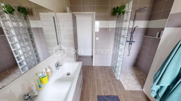 Située dans un secteur très prisé et extrêmement calme de La Chapelle-Saint-Ursin, venez découvrir cette charmante maison familiale de 124 m² habitables.
Édifiée sur un beau terrain arboré de 818 m² et bénéficiant d'une absence de vis-à-vis coté terrasse et piscine, elle offre de superbes volumes et des prestations de qualité.
L'entrée, dotée d'un grand placard aménagé, vous mène directement vers une belle pièce de vie ouverte. Vous profiterez d'une cuisine américaine entièrement aménagée et équipée (hotte à extraction extérieure, four, plaques à induction, lave-vaisselle) qui s'ouvre harmonieusement sur le salon/séjour. Au centre de la maison, un poêle à bois (bûches de 33 cm) vient apporter une touche chaleureuse à cet espace climatisé. Un cellier fonctionnel avec trappe d'accès aux combles (récemment isolés) complète la partie jour.
Idéalement isolée de la partie vie par une porte coulissante, la partie nuit se compose d'un couloir desservant :
Une chambre parentale avec dressing.
Deux chambres supplémentaires avec placards intégrés.
Un bureau d'environ 9 m², parfait pour le télétravail pouvant être utilisé comme 4ème chambres.
Une spacieuse salle de bains comprenant une douche à l'italienne, une baignoire rehaussée (plomberie accessible par le sous-sol) et une double vasque.
Un WC indépendant avec lave-mains.
Le sous-sol de la maison offre des volumes impressionnants, parfaits pour les bricoleurs ou pour du stockage :
Un vaste garage de 56 m², une grande salle de jeux de 25 m², un atelier, une cave, un espace de stockage pour le bois, une pièce supplémentaire de près de 10 m², une pièce aménagée située au pied de l'escalier.
Côté jardin, profitez d'un environnement paisible sans aucun vis-à-vis. Une grande terrasse pavée de 40 m² donne sur une belle piscine de 7 x 3,5 m (profondeur 1,5 m). Celle-ci est chauffée via une pompe à chaleur, dispose d'une filtration au chlore et est sécurisée par une bâche à barres et une clôture empêchant l'accès libre à la zone de baignade.
Mode de chauffage : Climatisation réversible (air/air), radiateurs électriques et poêle à bois.
Assainissement : Tout-à-l'égout, avec puisard et pompe de relevage pour les eaux pluviales.