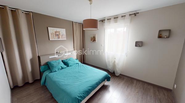 Située dans un secteur très prisé et extrêmement calme de La Chapelle-Saint-Ursin, venez découvrir cette charmante maison familiale de 124 m² habitables.
Édifiée sur un beau terrain arboré de 818 m² et bénéficiant d'une absence de vis-à-vis coté terrasse et piscine, elle offre de superbes volumes et des prestations de qualité.
L'entrée, dotée d'un grand placard aménagé, vous mène directement vers une belle pièce de vie ouverte. Vous profiterez d'une cuisine américaine entièrement aménagée et équipée (hotte à extraction extérieure, four, plaques à induction, lave-vaisselle) qui s'ouvre harmonieusement sur le salon/séjour. Au centre de la maison, un poêle à bois (bûches de 33 cm) vient apporter une touche chaleureuse à cet espace climatisé. Un cellier fonctionnel avec trappe d'accès aux combles (récemment isolés) complète la partie jour.
Idéalement isolée de la partie vie par une porte coulissante, la partie nuit se compose d'un couloir desservant :
Une chambre parentale avec dressing.
Deux chambres supplémentaires avec placards intégrés.
Un bureau d'environ 9 m², parfait pour le télétravail pouvant être utilisé comme 4ème chambres.
Une spacieuse salle de bains comprenant une douche à l'italienne, une baignoire rehaussée (plomberie accessible par le sous-sol) et une double vasque.
Un WC indépendant avec lave-mains.
Le sous-sol de la maison offre des volumes impressionnants, parfaits pour les bricoleurs ou pour du stockage :
Un vaste garage de 56 m², une grande salle de jeux de 25 m², un atelier, une cave, un espace de stockage pour le bois, une pièce supplémentaire de près de 10 m², une pièce aménagée située au pied de l'escalier.
Côté jardin, profitez d'un environnement paisible sans aucun vis-à-vis. Une grande terrasse pavée de 40 m² donne sur une belle piscine de 7 x 3,5 m (profondeur 1,5 m). Celle-ci est chauffée via une pompe à chaleur, dispose d'une filtration au chlore et est sécurisée par une bâche à barres et une clôture empêchant l'accès libre à la zone de baignade.
Mode de chauffage : Climatisation réversible (air/air), radiateurs électriques et poêle à bois.
Assainissement : Tout-à-l'égout, avec puisard et pompe de relevage pour les eaux pluviales.