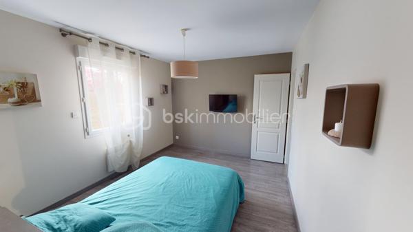 Située dans un secteur très prisé et extrêmement calme de La Chapelle-Saint-Ursin, venez découvrir cette charmante maison familiale de 124 m² habitables.
Édifiée sur un beau terrain arboré de 818 m² et bénéficiant d'une absence de vis-à-vis coté terrasse et piscine, elle offre de superbes volumes et des prestations de qualité.
L'entrée, dotée d'un grand placard aménagé, vous mène directement vers une belle pièce de vie ouverte. Vous profiterez d'une cuisine américaine entièrement aménagée et équipée (hotte à extraction extérieure, four, plaques à induction, lave-vaisselle) qui s'ouvre harmonieusement sur le salon/séjour. Au centre de la maison, un poêle à bois (bûches de 33 cm) vient apporter une touche chaleureuse à cet espace climatisé. Un cellier fonctionnel avec trappe d'accès aux combles (récemment isolés) complète la partie jour.
Idéalement isolée de la partie vie par une porte coulissante, la partie nuit se compose d'un couloir desservant :
Une chambre parentale avec dressing.
Deux chambres supplémentaires avec placards intégrés.
Un bureau d'environ 9 m², parfait pour le télétravail pouvant être utilisé comme 4ème chambres.
Une spacieuse salle de bains comprenant une douche à l'italienne, une baignoire rehaussée (plomberie accessible par le sous-sol) et une double vasque.
Un WC indépendant avec lave-mains.
Le sous-sol de la maison offre des volumes impressionnants, parfaits pour les bricoleurs ou pour du stockage :
Un vaste garage de 56 m², une grande salle de jeux de 25 m², un atelier, une cave, un espace de stockage pour le bois, une pièce supplémentaire de près de 10 m², une pièce aménagée située au pied de l'escalier.
Côté jardin, profitez d'un environnement paisible sans aucun vis-à-vis. Une grande terrasse pavée de 40 m² donne sur une belle piscine de 7 x 3,5 m (profondeur 1,5 m). Celle-ci est chauffée via une pompe à chaleur, dispose d'une filtration au chlore et est sécurisée par une bâche à barres et une clôture empêchant l'accès libre à la zone de baignade.
Mode de chauffage : Climatisation réversible (air/air), radiateurs électriques et poêle à bois.
Assainissement : Tout-à-l'égout, avec puisard et pompe de relevage pour les eaux pluviales.