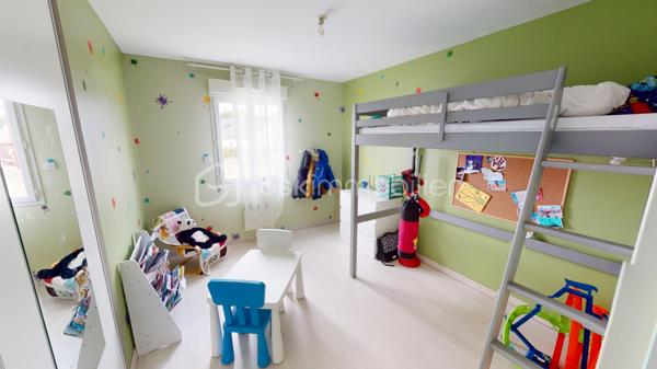 Située dans un secteur très prisé et extrêmement calme de La Chapelle-Saint-Ursin, venez découvrir cette charmante maison familiale de 124 m² habitables.
Édifiée sur un beau terrain arboré de 818 m² et bénéficiant d'une absence de vis-à-vis coté terrasse et piscine, elle offre de superbes volumes et des prestations de qualité.
L'entrée, dotée d'un grand placard aménagé, vous mène directement vers une belle pièce de vie ouverte. Vous profiterez d'une cuisine américaine entièrement aménagée et équipée (hotte à extraction extérieure, four, plaques à induction, lave-vaisselle) qui s'ouvre harmonieusement sur le salon/séjour. Au centre de la maison, un poêle à bois (bûches de 33 cm) vient apporter une touche chaleureuse à cet espace climatisé. Un cellier fonctionnel avec trappe d'accès aux combles (récemment isolés) complète la partie jour.
Idéalement isolée de la partie vie par une porte coulissante, la partie nuit se compose d'un couloir desservant :
Une chambre parentale avec dressing.
Deux chambres supplémentaires avec placards intégrés.
Un bureau d'environ 9 m², parfait pour le télétravail pouvant être utilisé comme 4ème chambres.
Une spacieuse salle de bains comprenant une douche à l'italienne, une baignoire rehaussée (plomberie accessible par le sous-sol) et une double vasque.
Un WC indépendant avec lave-mains.
Le sous-sol de la maison offre des volumes impressionnants, parfaits pour les bricoleurs ou pour du stockage :
Un vaste garage de 56 m², une grande salle de jeux de 25 m², un atelier, une cave, un espace de stockage pour le bois, une pièce supplémentaire de près de 10 m², une pièce aménagée située au pied de l'escalier.
Côté jardin, profitez d'un environnement paisible sans aucun vis-à-vis. Une grande terrasse pavée de 40 m² donne sur une belle piscine de 7 x 3,5 m (profondeur 1,5 m). Celle-ci est chauffée via une pompe à chaleur, dispose d'une filtration au chlore et est sécurisée par une bâche à barres et une clôture empêchant l'accès libre à la zone de baignade.
Mode de chauffage : Climatisation réversible (air/air), radiateurs électriques et poêle à bois.
Assainissement : Tout-à-l'égout, avec puisard et pompe de relevage pour les eaux pluviales.