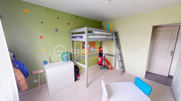 Située dans un secteur très prisé et extrêmement calme de La Chapelle-Saint-Ursin, venez découvrir cette charmante maison familiale de 124 m² habitables.
Édifiée sur un beau terrain arboré de 818 m² et bénéficiant d'une absence de vis-à-vis coté terrasse et piscine, elle offre de superbes volumes et des prestations de qualité.
L'entrée, dotée d'un grand placard aménagé, vous mène directement vers une belle pièce de vie ouverte. Vous profiterez d'une cuisine américaine entièrement aménagée et équipée (hotte à extraction extérieure, four, plaques à induction, lave-vaisselle) qui s'ouvre harmonieusement sur le salon/séjour. Au centre de la maison, un poêle à bois (bûches de 33 cm) vient apporter une touche chaleureuse à cet espace climatisé. Un cellier fonctionnel avec trappe d'accès aux combles (récemment isolés) complète la partie jour.
Idéalement isolée de la partie vie par une porte coulissante, la partie nuit se compose d'un couloir desservant :
Une chambre parentale avec dressing.
Deux chambres supplémentaires avec placards intégrés.
Un bureau d'environ 9 m², parfait pour le télétravail pouvant être utilisé comme 4ème chambres.
Une spacieuse salle de bains comprenant une douche à l'italienne, une baignoire rehaussée (plomberie accessible par le sous-sol) et une double vasque.
Un WC indépendant avec lave-mains.
Le sous-sol de la maison offre des volumes impressionnants, parfaits pour les bricoleurs ou pour du stockage :
Un vaste garage de 56 m², une grande salle de jeux de 25 m², un atelier, une cave, un espace de stockage pour le bois, une pièce supplémentaire de près de 10 m², une pièce aménagée située au pied de l'escalier.
Côté jardin, profitez d'un environnement paisible sans aucun vis-à-vis. Une grande terrasse pavée de 40 m² donne sur une belle piscine de 7 x 3,5 m (profondeur 1,5 m). Celle-ci est chauffée via une pompe à chaleur, dispose d'une filtration au chlore et est sécurisée par une bâche à barres et une clôture empêchant l'accès libre à la zone de baignade.
Mode de chauffage : Climatisation réversible (air/air), radiateurs électriques et poêle à bois.
Assainissement : Tout-à-l'égout, avec puisard et pompe de relevage pour les eaux pluviales.