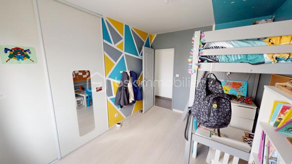 Située dans un secteur très prisé et extrêmement calme de La Chapelle-Saint-Ursin, venez découvrir cette charmante maison familiale de 124 m² habitables.
Édifiée sur un beau terrain arboré de 818 m² et bénéficiant d'une absence de vis-à-vis coté terrasse et piscine, elle offre de superbes volumes et des prestations de qualité.
L'entrée, dotée d'un grand placard aménagé, vous mène directement vers une belle pièce de vie ouverte. Vous profiterez d'une cuisine américaine entièrement aménagée et équipée (hotte à extraction extérieure, four, plaques à induction, lave-vaisselle) qui s'ouvre harmonieusement sur le salon/séjour. Au centre de la maison, un poêle à bois (bûches de 33 cm) vient apporter une touche chaleureuse à cet espace climatisé. Un cellier fonctionnel avec trappe d'accès aux combles (récemment isolés) complète la partie jour.
Idéalement isolée de la partie vie par une porte coulissante, la partie nuit se compose d'un couloir desservant :
Une chambre parentale avec dressing.
Deux chambres supplémentaires avec placards intégrés.
Un bureau d'environ 9 m², parfait pour le télétravail pouvant être utilisé comme 4ème chambres.
Une spacieuse salle de bains comprenant une douche à l'italienne, une baignoire rehaussée (plomberie accessible par le sous-sol) et une double vasque.
Un WC indépendant avec lave-mains.
Le sous-sol de la maison offre des volumes impressionnants, parfaits pour les bricoleurs ou pour du stockage :
Un vaste garage de 56 m², une grande salle de jeux de 25 m², un atelier, une cave, un espace de stockage pour le bois, une pièce supplémentaire de près de 10 m², une pièce aménagée située au pied de l'escalier.
Côté jardin, profitez d'un environnement paisible sans aucun vis-à-vis. Une grande terrasse pavée de 40 m² donne sur une belle piscine de 7 x 3,5 m (profondeur 1,5 m). Celle-ci est chauffée via une pompe à chaleur, dispose d'une filtration au chlore et est sécurisée par une bâche à barres et une clôture empêchant l'accès libre à la zone de baignade.
Mode de chauffage : Climatisation réversible (air/air), radiateurs électriques et poêle à bois.
Assainissement : Tout-à-l'égout, avec puisard et pompe de relevage pour les eaux pluviales.