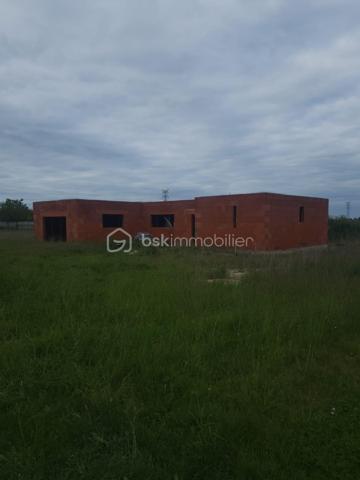 A saisir sur la commune de Ascoux un terrain avec départ de construction viabilisé la parcelle est de 1400m2 peut être divisible et constructible.