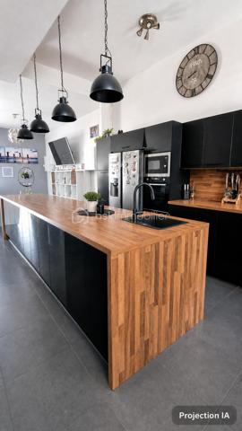 À Lille Sud, au cœur d’un quartier résidentiel, découvrez cette maison familiale construite en 2014, d’une superficie de 110 m², implantée sur une parcelle de 139 m². Fonctionnelle, lumineuse et agréable à vivre, elle offre une distribution idéale pour une famille, avec de beaux espaces extérieurs et une place de parking sécurisée.
Le bien se situe dans un secteur résidentiel de Lille Sud, apprécié pour son cadre de vie pratique et familial. Vous profiterez de la proximité des commerces, écoles, services et transports en commun, permettant de rejoindre facilement le centre-ville de Lille, les grands axes et les communes voisines, tout en bénéficiant d’un environnement plus calme au quotidien.
Dès le rez-de-chaussée, vous serez séduit par une cuisine ouverte sur un salon-séjour de 31 m², un espace de vie convivial et lumineux, donnant directement sur une belle terrasse et un jardin. Un véritable prolongement de la maison, parfait pour les repas en extérieur, les moments de détente ou les jeux des enfants.
________________________________________
✨ Agencement de la maison
🛋️ Rez-de-chaussée
•	Cuisine ouverte sur salon-séjour de 31 m²
•	Accès direct à une terrasse et au jardin
•	Espace de vie chaleureux et fonctionnel
🛏️ 1er étage
•	Chambre 1 : 9,56 m²
•	Chambre 2 : 11,48 m²
•	Salle d’eau
🛁 2e étage
•	Chambre 3 : 10,74 m²
•	Chambre 4 : 10,72 m²
•	Salle de bain
________________________________________
🌿 Extérieurs
Profitez de plusieurs espaces extérieurs :
•	Terrasse et jardin accessibles depuis le rez-de-chaussée
•	Rooftop de 23 m²
•	Parcelle de 139 m²
Le rooftop offre un bel espace supplémentaire pour vos moments de détente, repas en extérieur ou soirées entre amis.
________________________________________
🚗 Les plus
•	Maison construite en 2014
•	Surface habitable : 110 m²
•	Parcelle : 139 m²
•	Place de parking sécurisée
•	Rooftop de 23 m²
•	Terrasse et jardin
•	Chauffage au gaz de ville
•	Chaudière avec production d’eau chaude
•	Taxe foncière : 1 500 €
•	4 chambres réparties sur 2 niveaux
•	Quartier résidentiel Lille Sud
•	Transports en commun à proximité
________________________________________
💰 Prix de vente
325 000 € honoraires inclus
•	Prix hors honoraires : 315 000 €
•	Honoraires : 10 000 €
Une maison familiale récente, lumineuse et bien pensée, avec de beaux espaces extérieurs, située dans un quartier résidentiel de Lille Sud.
📞 Contact pour plus d’informations ou organiser une visite :
Séverine MORTELETTE – BSK Immobilier
📱 06 15 67 67 35
RSAC Arras : 942 793 217