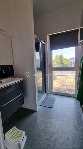 À Lille Sud, au cœur d’un quartier résidentiel, découvrez cette maison familiale construite en 2014, d’une superficie de 110 m², implantée sur une parcelle de 139 m². Fonctionnelle, lumineuse et agréable à vivre, elle offre une distribution idéale pour une famille, avec de beaux espaces extérieurs et une place de parking sécurisée.
Le bien se situe dans un secteur résidentiel de Lille Sud, apprécié pour son cadre de vie pratique et familial. Vous profiterez de la proximité des commerces, écoles, services et transports en commun, permettant de rejoindre facilement le centre-ville de Lille, les grands axes et les communes voisines, tout en bénéficiant d’un environnement plus calme au quotidien.
Dès le rez-de-chaussée, vous serez séduit par une cuisine ouverte sur un salon-séjour de 31 m², un espace de vie convivial et lumineux, donnant directement sur une belle terrasse et un jardin. Un véritable prolongement de la maison, parfait pour les repas en extérieur, les moments de détente ou les jeux des enfants.
________________________________________
✨ Agencement de la maison
🛋️ Rez-de-chaussée
•	Cuisine ouverte sur salon-séjour de 31 m²
•	Accès direct à une terrasse et au jardin
•	Espace de vie chaleureux et fonctionnel
🛏️ 1er étage
•	Chambre 1 : 9,56 m²
•	Chambre 2 : 11,48 m²
•	Salle d’eau
🛁 2e étage
•	Chambre 3 : 10,74 m²
•	Chambre 4 : 10,72 m²
•	Salle de bain
________________________________________
🌿 Extérieurs
Profitez de plusieurs espaces extérieurs :
•	Terrasse et jardin accessibles depuis le rez-de-chaussée
•	Rooftop de 23 m²
•	Parcelle de 139 m²
Le rooftop offre un bel espace supplémentaire pour vos moments de détente, repas en extérieur ou soirées entre amis.
________________________________________
🚗 Les plus
•	Maison construite en 2014
•	Surface habitable : 110 m²
•	Parcelle : 139 m²
•	Place de parking sécurisée
•	Rooftop de 23 m²
•	Terrasse et jardin
•	Chauffage au gaz de ville
•	Chaudière avec production d’eau chaude
•	Taxe foncière : 1 500 €
•	4 chambres réparties sur 2 niveaux
•	Quartier résidentiel Lille Sud
•	Transports en commun à proximité
________________________________________
💰 Prix de vente
325 000 € honoraires inclus
•	Prix hors honoraires : 315 000 €
•	Honoraires : 10 000 €
Une maison familiale récente, lumineuse et bien pensée, avec de beaux espaces extérieurs, située dans un quartier résidentiel de Lille Sud.
📞 Contact pour plus d’informations ou organiser une visite :
Séverine MORTELETTE – BSK Immobilier
📱 06 15 67 67 35
RSAC Arras : 942 793 217