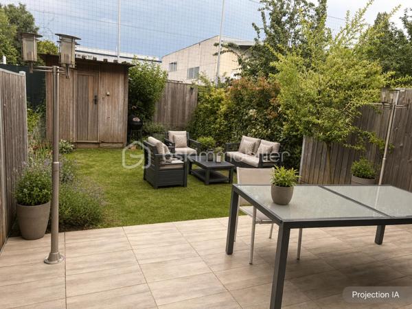 À Lille Sud, au cœur d’un quartier résidentiel, découvrez cette maison familiale construite en 2014, d’une superficie de 110 m², implantée sur une parcelle de 139 m². Fonctionnelle, lumineuse et agréable à vivre, elle offre une distribution idéale pour une famille, avec de beaux espaces extérieurs et une place de parking sécurisée.
Le bien se situe dans un secteur résidentiel de Lille Sud, apprécié pour son cadre de vie pratique et familial. Vous profiterez de la proximité des commerces, écoles, services et transports en commun, permettant de rejoindre facilement le centre-ville de Lille, les grands axes et les communes voisines, tout en bénéficiant d’un environnement plus calme au quotidien.
Dès le rez-de-chaussée, vous serez séduit par une cuisine ouverte sur un salon-séjour de 31 m², un espace de vie convivial et lumineux, donnant directement sur une belle terrasse et un jardin. Un véritable prolongement de la maison, parfait pour les repas en extérieur, les moments de détente ou les jeux des enfants.
________________________________________
✨ Agencement de la maison
🛋️ Rez-de-chaussée
•	Cuisine ouverte sur salon-séjour de 31 m²
•	Accès direct à une terrasse et au jardin
•	Espace de vie chaleureux et fonctionnel
🛏️ 1er étage
•	Chambre 1 : 9,56 m²
•	Chambre 2 : 11,48 m²
•	Salle d’eau
🛁 2e étage
•	Chambre 3 : 10,74 m²
•	Chambre 4 : 10,72 m²
•	Salle de bain
________________________________________
🌿 Extérieurs
Profitez de plusieurs espaces extérieurs :
•	Terrasse et jardin accessibles depuis le rez-de-chaussée
•	Rooftop de 23 m²
•	Parcelle de 139 m²
Le rooftop offre un bel espace supplémentaire pour vos moments de détente, repas en extérieur ou soirées entre amis.
________________________________________
🚗 Les plus
•	Maison construite en 2014
•	Surface habitable : 110 m²
•	Parcelle : 139 m²
•	Place de parking sécurisée
•	Rooftop de 23 m²
•	Terrasse et jardin
•	Chauffage au gaz de ville
•	Chaudière avec production d’eau chaude
•	Taxe foncière : 1 500 €
•	4 chambres réparties sur 2 niveaux
•	Quartier résidentiel Lille Sud
•	Transports en commun à proximité
________________________________________
💰 Prix de vente
325 000 € honoraires inclus
•	Prix hors honoraires : 315 000 €
•	Honoraires : 10 000 €
Une maison familiale récente, lumineuse et bien pensée, avec de beaux espaces extérieurs, située dans un quartier résidentiel de Lille Sud.
📞 Contact pour plus d’informations ou organiser une visite :
Séverine MORTELETTE – BSK Immobilier
📱 06 15 67 67 35
RSAC Arras : 942 793 217