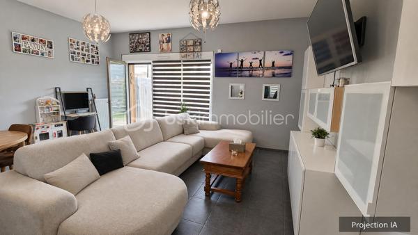 À Lille Sud, au cœur d’un quartier résidentiel, découvrez cette maison familiale construite en 2014, d’une superficie de 110 m², implantée sur une parcelle de 139 m². Fonctionnelle, lumineuse et agréable à vivre, elle offre une distribution idéale pour une famille, avec de beaux espaces extérieurs et une place de parking sécurisée.
Le bien se situe dans un secteur résidentiel de Lille Sud, apprécié pour son cadre de vie pratique et familial. Vous profiterez de la proximité des commerces, écoles, services et transports en commun, permettant de rejoindre facilement le centre-ville de Lille, les grands axes et les communes voisines, tout en bénéficiant d’un environnement plus calme au quotidien.
Dès le rez-de-chaussée, vous serez séduit par une cuisine ouverte sur un salon-séjour de 31 m², un espace de vie convivial et lumineux, donnant directement sur une belle terrasse et un jardin. Un véritable prolongement de la maison, parfait pour les repas en extérieur, les moments de détente ou les jeux des enfants.
________________________________________
✨ Agencement de la maison
🛋️ Rez-de-chaussée
•	Cuisine ouverte sur salon-séjour de 31 m²
•	Accès direct à une terrasse et au jardin
•	Espace de vie chaleureux et fonctionnel
🛏️ 1er étage
•	Chambre 1 : 9,56 m²
•	Chambre 2 : 11,48 m²
•	Salle d’eau
🛁 2e étage
•	Chambre 3 : 10,74 m²
•	Chambre 4 : 10,72 m²
•	Salle de bain
________________________________________
🌿 Extérieurs
Profitez de plusieurs espaces extérieurs :
•	Terrasse et jardin accessibles depuis le rez-de-chaussée
•	Rooftop de 23 m²
•	Parcelle de 139 m²
Le rooftop offre un bel espace supplémentaire pour vos moments de détente, repas en extérieur ou soirées entre amis.
________________________________________
🚗 Les plus
•	Maison construite en 2014
•	Surface habitable : 110 m²
•	Parcelle : 139 m²
•	Place de parking sécurisée
•	Rooftop de 23 m²
•	Terrasse et jardin
•	Chauffage au gaz de ville
•	Chaudière avec production d’eau chaude
•	Taxe foncière : 1 500 €
•	4 chambres réparties sur 2 niveaux
•	Quartier résidentiel Lille Sud
•	Transports en commun à proximité
________________________________________
💰 Prix de vente
325 000 € honoraires inclus
•	Prix hors honoraires : 315 000 €
•	Honoraires : 10 000 €
Une maison familiale récente, lumineuse et bien pensée, avec de beaux espaces extérieurs, située dans un quartier résidentiel de Lille Sud.
📞 Contact pour plus d’informations ou organiser une visite :
Séverine MORTELETTE – BSK Immobilier
📱 06 15 67 67 35
RSAC Arras : 942 793 217