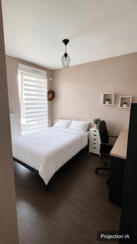 À Lille Sud, au cœur d’un quartier résidentiel, découvrez cette maison familiale construite en 2014, d’une superficie de 110 m², implantée sur une parcelle de 139 m². Fonctionnelle, lumineuse et agréable à vivre, elle offre une distribution idéale pour une famille, avec de beaux espaces extérieurs et une place de parking sécurisée.
Le bien se situe dans un secteur résidentiel de Lille Sud, apprécié pour son cadre de vie pratique et familial. Vous profiterez de la proximité des commerces, écoles, services et transports en commun, permettant de rejoindre facilement le centre-ville de Lille, les grands axes et les communes voisines, tout en bénéficiant d’un environnement plus calme au quotidien.
Dès le rez-de-chaussée, vous serez séduit par une cuisine ouverte sur un salon-séjour de 31 m², un espace de vie convivial et lumineux, donnant directement sur une belle terrasse et un jardin. Un véritable prolongement de la maison, parfait pour les repas en extérieur, les moments de détente ou les jeux des enfants.
________________________________________
✨ Agencement de la maison
🛋️ Rez-de-chaussée
•	Cuisine ouverte sur salon-séjour de 31 m²
•	Accès direct à une terrasse et au jardin
•	Espace de vie chaleureux et fonctionnel
🛏️ 1er étage
•	Chambre 1 : 9,56 m²
•	Chambre 2 : 11,48 m²
•	Salle d’eau
🛁 2e étage
•	Chambre 3 : 10,74 m²
•	Chambre 4 : 10,72 m²
•	Salle de bain
________________________________________
🌿 Extérieurs
Profitez de plusieurs espaces extérieurs :
•	Terrasse et jardin accessibles depuis le rez-de-chaussée
•	Rooftop de 23 m²
•	Parcelle de 139 m²
Le rooftop offre un bel espace supplémentaire pour vos moments de détente, repas en extérieur ou soirées entre amis.
________________________________________
🚗 Les plus
•	Maison construite en 2014
•	Surface habitable : 110 m²
•	Parcelle : 139 m²
•	Place de parking sécurisée
•	Rooftop de 23 m²
•	Terrasse et jardin
•	Chauffage au gaz de ville
•	Chaudière avec production d’eau chaude
•	Taxe foncière : 1 500 €
•	4 chambres réparties sur 2 niveaux
•	Quartier résidentiel Lille Sud
•	Transports en commun à proximité
________________________________________
💰 Prix de vente
325 000 € honoraires inclus
•	Prix hors honoraires : 315 000 €
•	Honoraires : 10 000 €
Une maison familiale récente, lumineuse et bien pensée, avec de beaux espaces extérieurs, située dans un quartier résidentiel de Lille Sud.
📞 Contact pour plus d’informations ou organiser une visite :
Séverine MORTELETTE – BSK Immobilier
📱 06 15 67 67 35
RSAC Arras : 942 793 217