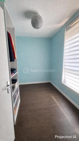 À Lille Sud, au cœur d’un quartier résidentiel, découvrez cette maison familiale construite en 2014, d’une superficie de 110 m², implantée sur une parcelle de 139 m². Fonctionnelle, lumineuse et agréable à vivre, elle offre une distribution idéale pour une famille, avec de beaux espaces extérieurs et une place de parking sécurisée.
Le bien se situe dans un secteur résidentiel de Lille Sud, apprécié pour son cadre de vie pratique et familial. Vous profiterez de la proximité des commerces, écoles, services et transports en commun, permettant de rejoindre facilement le centre-ville de Lille, les grands axes et les communes voisines, tout en bénéficiant d’un environnement plus calme au quotidien.
Dès le rez-de-chaussée, vous serez séduit par une cuisine ouverte sur un salon-séjour de 31 m², un espace de vie convivial et lumineux, donnant directement sur une belle terrasse et un jardin. Un véritable prolongement de la maison, parfait pour les repas en extérieur, les moments de détente ou les jeux des enfants.
________________________________________
✨ Agencement de la maison
🛋️ Rez-de-chaussée
•	Cuisine ouverte sur salon-séjour de 31 m²
•	Accès direct à une terrasse et au jardin
•	Espace de vie chaleureux et fonctionnel
🛏️ 1er étage
•	Chambre 1 : 9,56 m²
•	Chambre 2 : 11,48 m²
•	Salle d’eau
🛁 2e étage
•	Chambre 3 : 10,74 m²
•	Chambre 4 : 10,72 m²
•	Salle de bain
________________________________________
🌿 Extérieurs
Profitez de plusieurs espaces extérieurs :
•	Terrasse et jardin accessibles depuis le rez-de-chaussée
•	Rooftop de 23 m²
•	Parcelle de 139 m²
Le rooftop offre un bel espace supplémentaire pour vos moments de détente, repas en extérieur ou soirées entre amis.
________________________________________
🚗 Les plus
•	Maison construite en 2014
•	Surface habitable : 110 m²
•	Parcelle : 139 m²
•	Place de parking sécurisée
•	Rooftop de 23 m²
•	Terrasse et jardin
•	Chauffage au gaz de ville
•	Chaudière avec production d’eau chaude
•	Taxe foncière : 1 500 €
•	4 chambres réparties sur 2 niveaux
•	Quartier résidentiel Lille Sud
•	Transports en commun à proximité
________________________________________
💰 Prix de vente
325 000 € honoraires inclus
•	Prix hors honoraires : 315 000 €
•	Honoraires : 10 000 €
Une maison familiale récente, lumineuse et bien pensée, avec de beaux espaces extérieurs, située dans un quartier résidentiel de Lille Sud.
📞 Contact pour plus d’informations ou organiser une visite :
Séverine MORTELETTE – BSK Immobilier
📱 06 15 67 67 35
RSAC Arras : 942 793 217