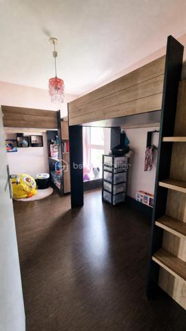 À Lille Sud, au cœur d’un quartier résidentiel, découvrez cette maison familiale construite en 2014, d’une superficie de 110 m², implantée sur une parcelle de 139 m². Fonctionnelle, lumineuse et agréable à vivre, elle offre une distribution idéale pour une famille, avec de beaux espaces extérieurs et une place de parking sécurisée.
Le bien se situe dans un secteur résidentiel de Lille Sud, apprécié pour son cadre de vie pratique et familial. Vous profiterez de la proximité des commerces, écoles, services et transports en commun, permettant de rejoindre facilement le centre-ville de Lille, les grands axes et les communes voisines, tout en bénéficiant d’un environnement plus calme au quotidien.
Dès le rez-de-chaussée, vous serez séduit par une cuisine ouverte sur un salon-séjour de 31 m², un espace de vie convivial et lumineux, donnant directement sur une belle terrasse et un jardin. Un véritable prolongement de la maison, parfait pour les repas en extérieur, les moments de détente ou les jeux des enfants.
________________________________________
✨ Agencement de la maison
🛋️ Rez-de-chaussée
•	Cuisine ouverte sur salon-séjour de 31 m²
•	Accès direct à une terrasse et au jardin
•	Espace de vie chaleureux et fonctionnel
🛏️ 1er étage
•	Chambre 1 : 9,56 m²
•	Chambre 2 : 11,48 m²
•	Salle d’eau
🛁 2e étage
•	Chambre 3 : 10,74 m²
•	Chambre 4 : 10,72 m²
•	Salle de bain
________________________________________
🌿 Extérieurs
Profitez de plusieurs espaces extérieurs :
•	Terrasse et jardin accessibles depuis le rez-de-chaussée
•	Rooftop de 23 m²
•	Parcelle de 139 m²
Le rooftop offre un bel espace supplémentaire pour vos moments de détente, repas en extérieur ou soirées entre amis.
________________________________________
🚗 Les plus
•	Maison construite en 2014
•	Surface habitable : 110 m²
•	Parcelle : 139 m²
•	Place de parking sécurisée
•	Rooftop de 23 m²
•	Terrasse et jardin
•	Chauffage au gaz de ville
•	Chaudière avec production d’eau chaude
•	Taxe foncière : 1 500 €
•	4 chambres réparties sur 2 niveaux
•	Quartier résidentiel Lille Sud
•	Transports en commun à proximité
________________________________________
💰 Prix de vente
325 000 € honoraires inclus
•	Prix hors honoraires : 315 000 €
•	Honoraires : 10 000 €
Une maison familiale récente, lumineuse et bien pensée, avec de beaux espaces extérieurs, située dans un quartier résidentiel de Lille Sud.
📞 Contact pour plus d’informations ou organiser une visite :
Séverine MORTELETTE – BSK Immobilier
📱 06 15 67 67 35
RSAC Arras : 942 793 217