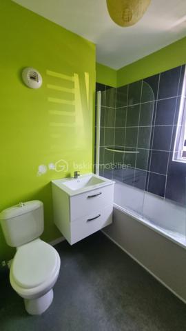 À Lille Sud, au cœur d’un quartier résidentiel, découvrez cette maison familiale construite en 2014, d’une superficie de 110 m², implantée sur une parcelle de 139 m². Fonctionnelle, lumineuse et agréable à vivre, elle offre une distribution idéale pour une famille, avec de beaux espaces extérieurs et une place de parking sécurisée.
Le bien se situe dans un secteur résidentiel de Lille Sud, apprécié pour son cadre de vie pratique et familial. Vous profiterez de la proximité des commerces, écoles, services et transports en commun, permettant de rejoindre facilement le centre-ville de Lille, les grands axes et les communes voisines, tout en bénéficiant d’un environnement plus calme au quotidien.
Dès le rez-de-chaussée, vous serez séduit par une cuisine ouverte sur un salon-séjour de 31 m², un espace de vie convivial et lumineux, donnant directement sur une belle terrasse et un jardin. Un véritable prolongement de la maison, parfait pour les repas en extérieur, les moments de détente ou les jeux des enfants.
________________________________________
✨ Agencement de la maison
🛋️ Rez-de-chaussée
•	Cuisine ouverte sur salon-séjour de 31 m²
•	Accès direct à une terrasse et au jardin
•	Espace de vie chaleureux et fonctionnel
🛏️ 1er étage
•	Chambre 1 : 9,56 m²
•	Chambre 2 : 11,48 m²
•	Salle d’eau
🛁 2e étage
•	Chambre 3 : 10,74 m²
•	Chambre 4 : 10,72 m²
•	Salle de bain
________________________________________
🌿 Extérieurs
Profitez de plusieurs espaces extérieurs :
•	Terrasse et jardin accessibles depuis le rez-de-chaussée
•	Rooftop de 23 m²
•	Parcelle de 139 m²
Le rooftop offre un bel espace supplémentaire pour vos moments de détente, repas en extérieur ou soirées entre amis.
________________________________________
🚗 Les plus
•	Maison construite en 2014
•	Surface habitable : 110 m²
•	Parcelle : 139 m²
•	Place de parking sécurisée
•	Rooftop de 23 m²
•	Terrasse et jardin
•	Chauffage au gaz de ville
•	Chaudière avec production d’eau chaude
•	Taxe foncière : 1 500 €
•	4 chambres réparties sur 2 niveaux
•	Quartier résidentiel Lille Sud
•	Transports en commun à proximité
________________________________________
💰 Prix de vente
325 000 € honoraires inclus
•	Prix hors honoraires : 315 000 €
•	Honoraires : 10 000 €
Une maison familiale récente, lumineuse et bien pensée, avec de beaux espaces extérieurs, située dans un quartier résidentiel de Lille Sud.
📞 Contact pour plus d’informations ou organiser une visite :
Séverine MORTELETTE – BSK Immobilier
📱 06 15 67 67 35
RSAC Arras : 942 793 217
