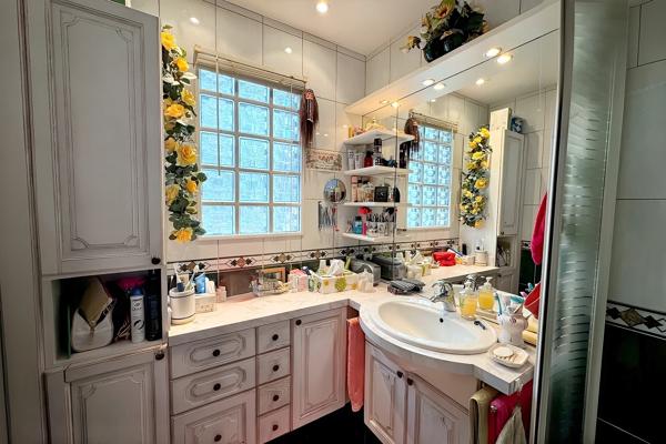 Maison
         6 pièces
        - 90 m² Exclusivité 176 000 € *